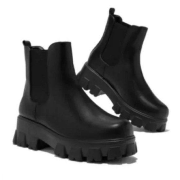 !! NEW !! Matte Black Pull On Chelsea Lug Sole Boots - Picture 2 of 2